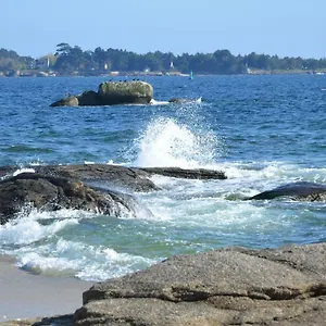 Corniche: Tranquil Seaside With Multilingual Service Apartment